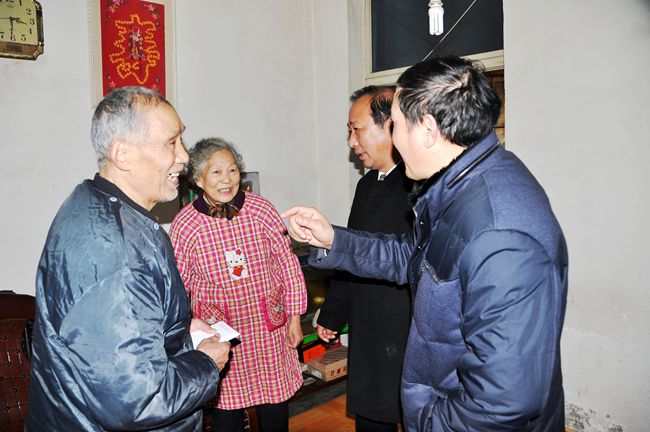 图为公司工会主席春节慰问退休老职工贺财林_副本.jpg